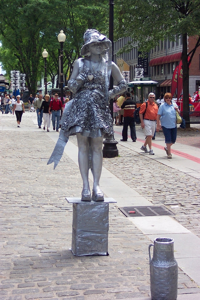 Street statue actor