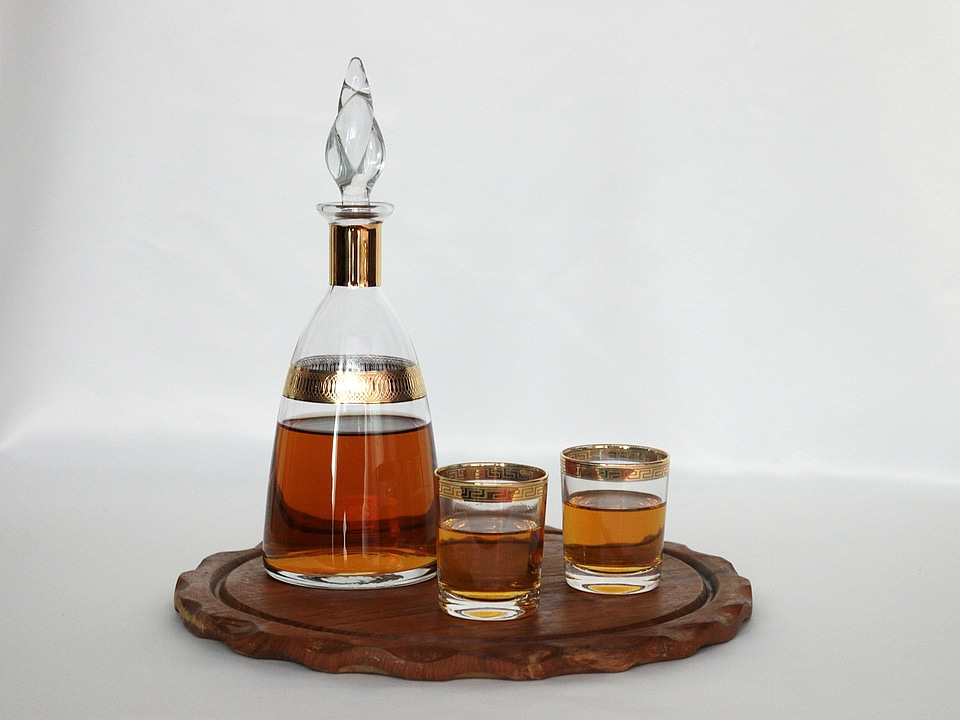 Glasses plateau wood