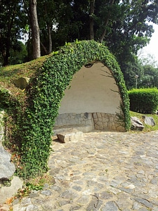 Lake side pavement arch