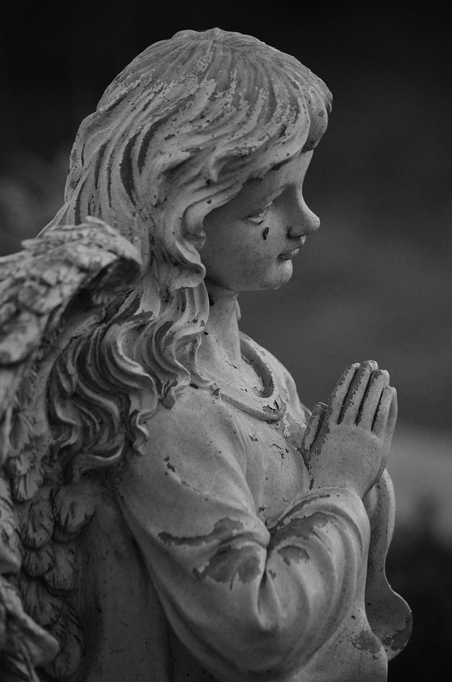 Figure pray statue