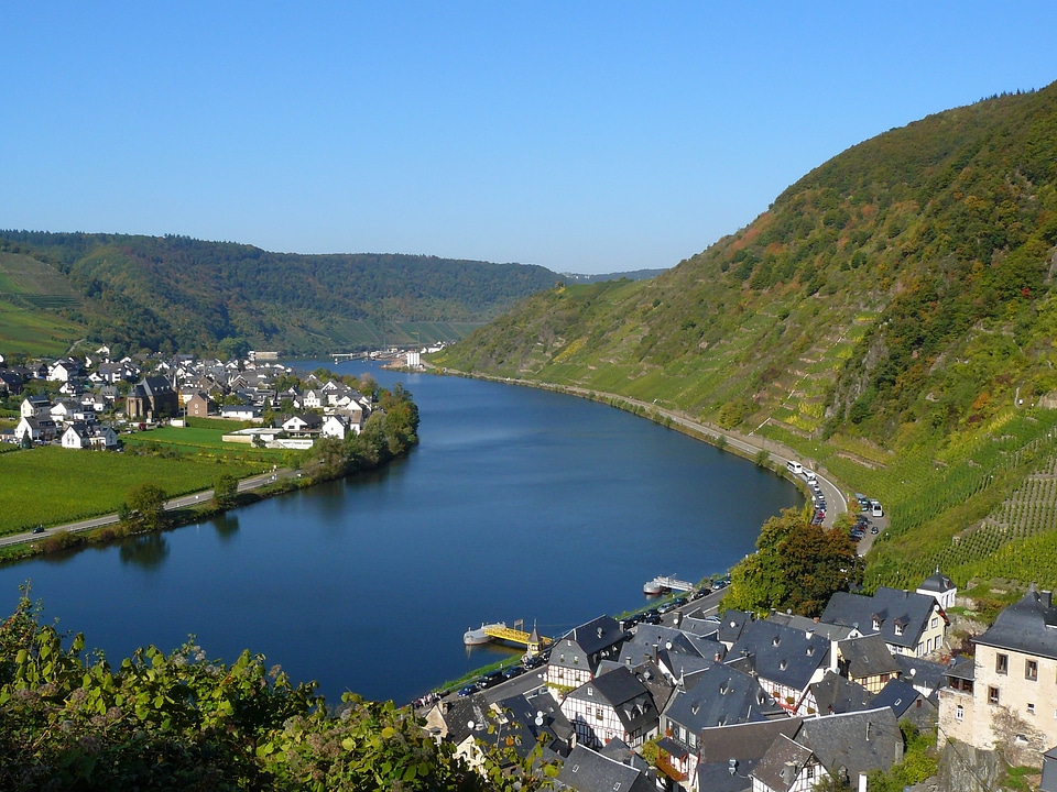 Schieferdaecher bend vineyards