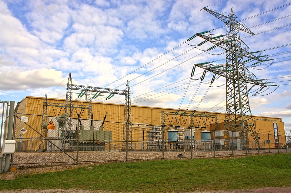 Electricity switching station mast