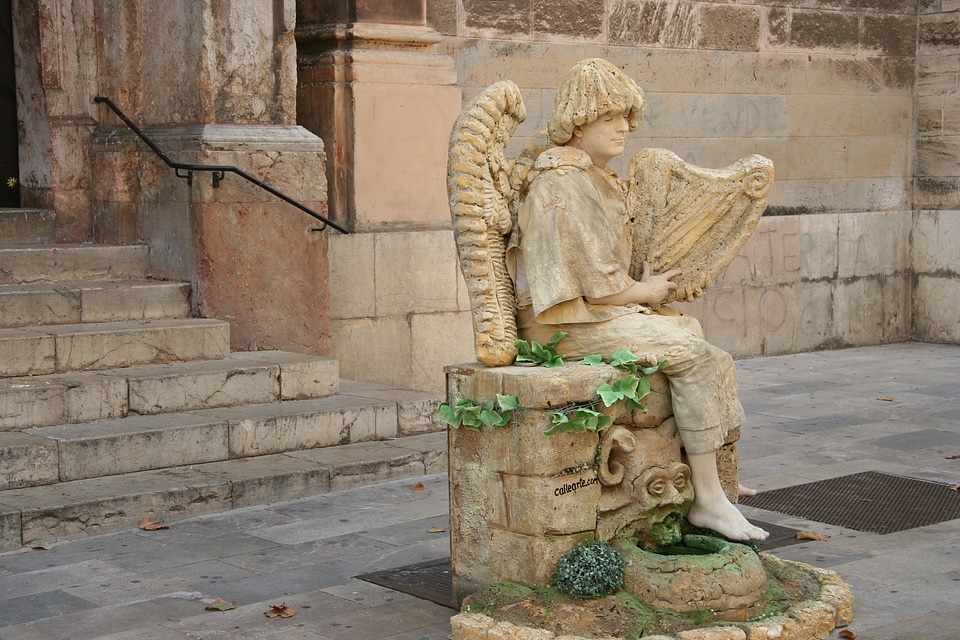 Mim people the statue