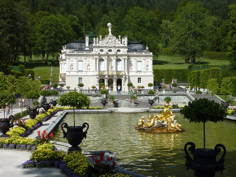Palace fountain pond