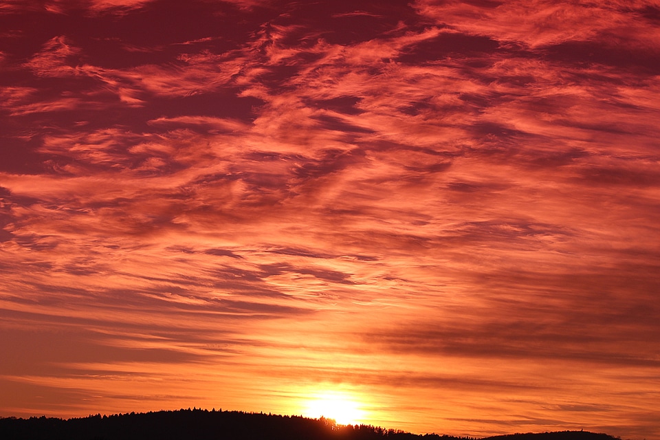 Dusk sun bright red