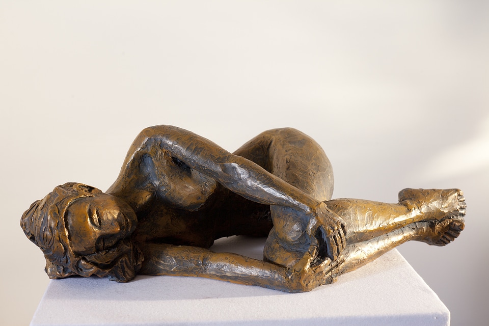Lying down sculpture india