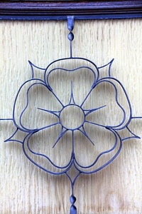 Lippe rose door blue