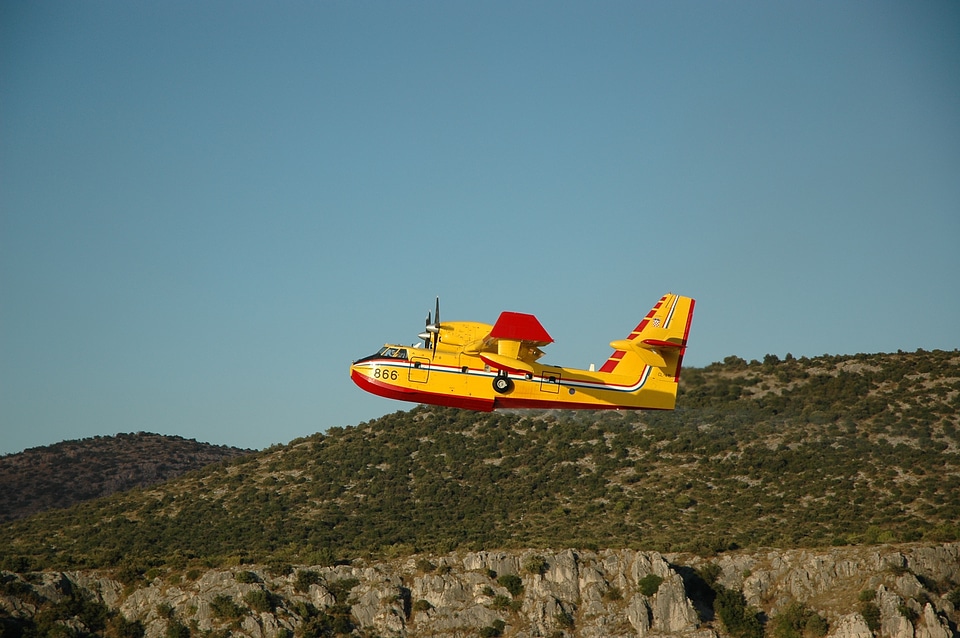 Fire fighting aircraft delete forest fire