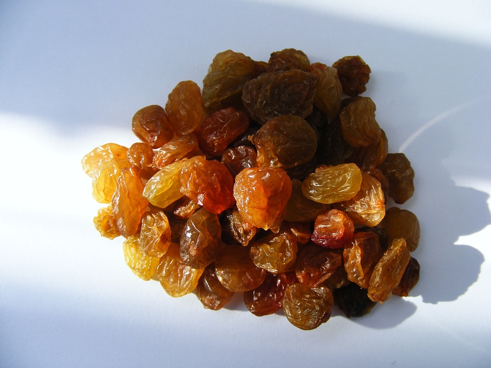 Raisins fruit fall