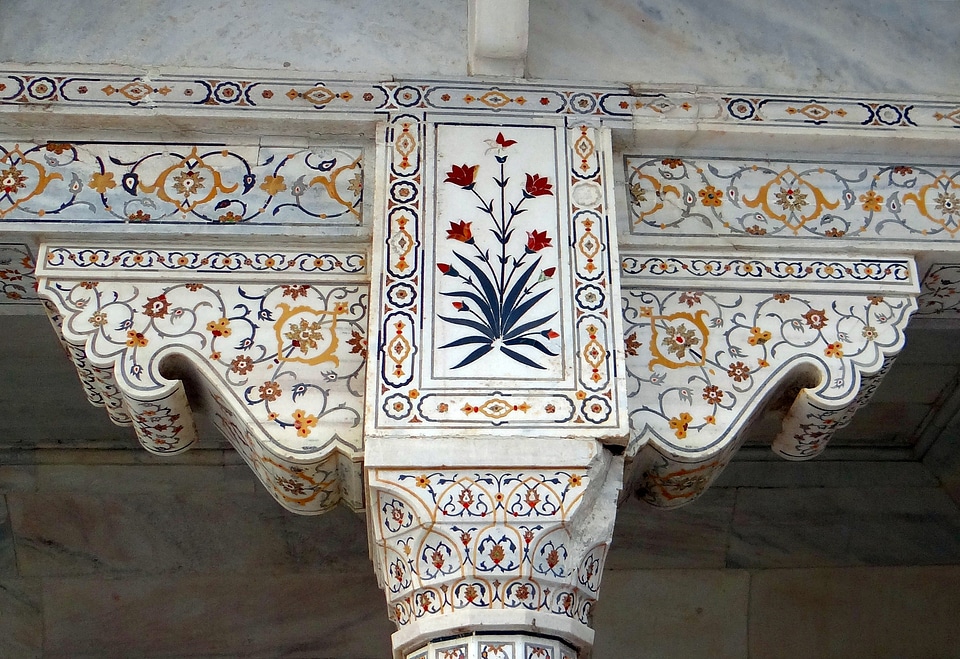 Cornice pillar agra fort photo