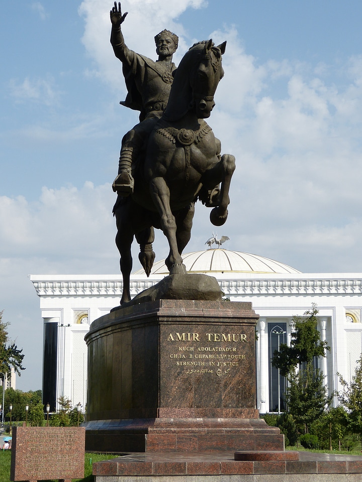 Monument reiter equestrian figure hero