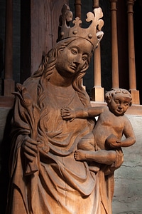 Crowned sculpture wood
