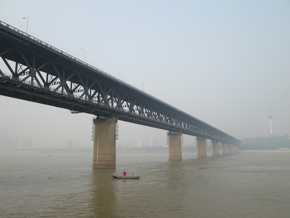 Wuhan yangtze river bridge building the yangtze river