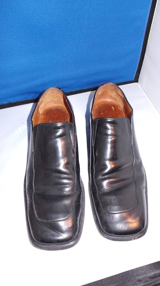 Foot black shoe
