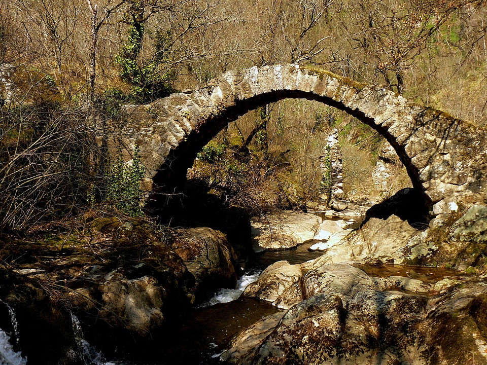 Bridge stone arch