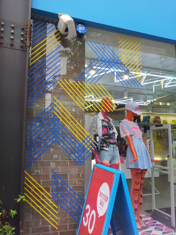Glass collar behind glass