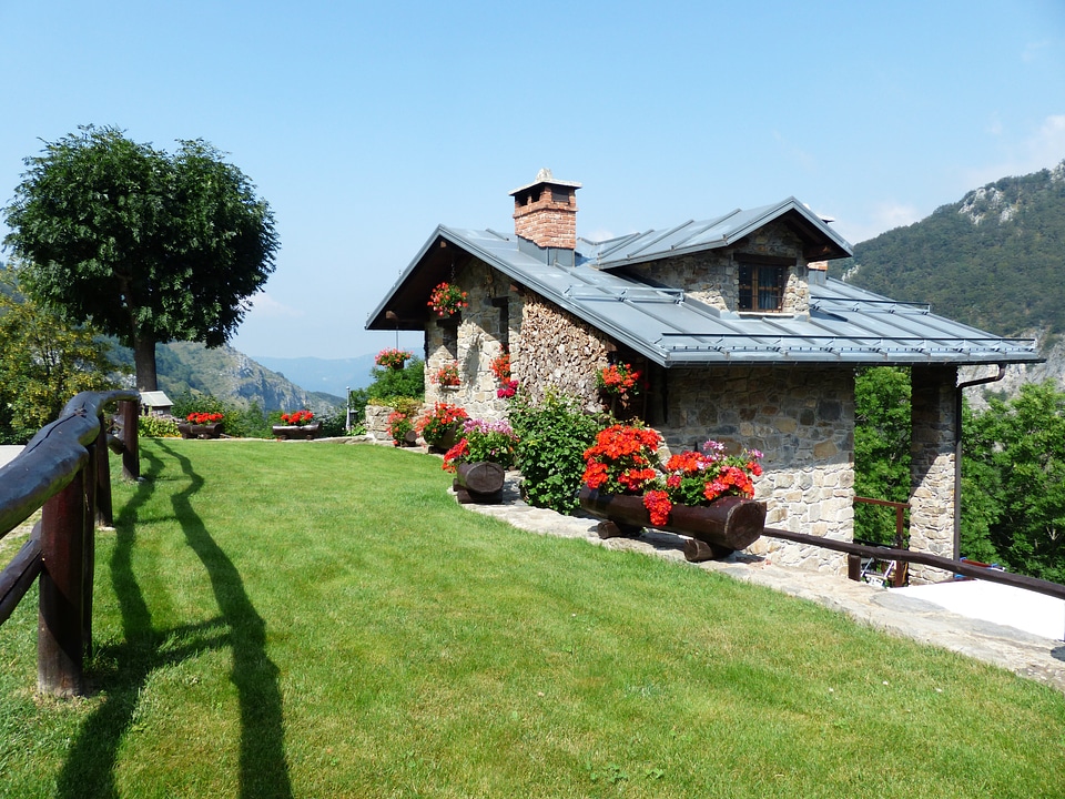 Country house cottage building