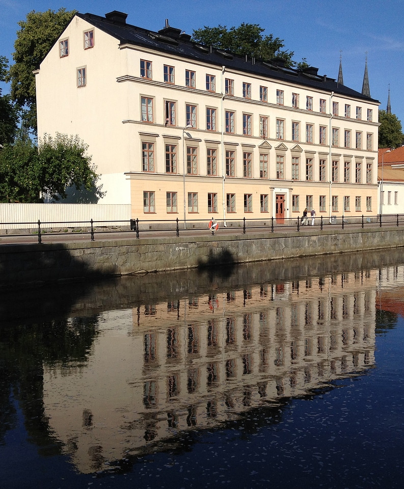 Mirror image å water
