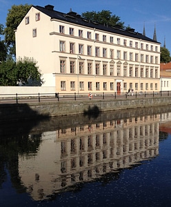 Mirror image å water