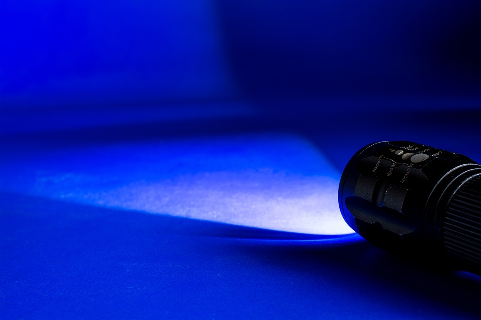 Glow light flashlight