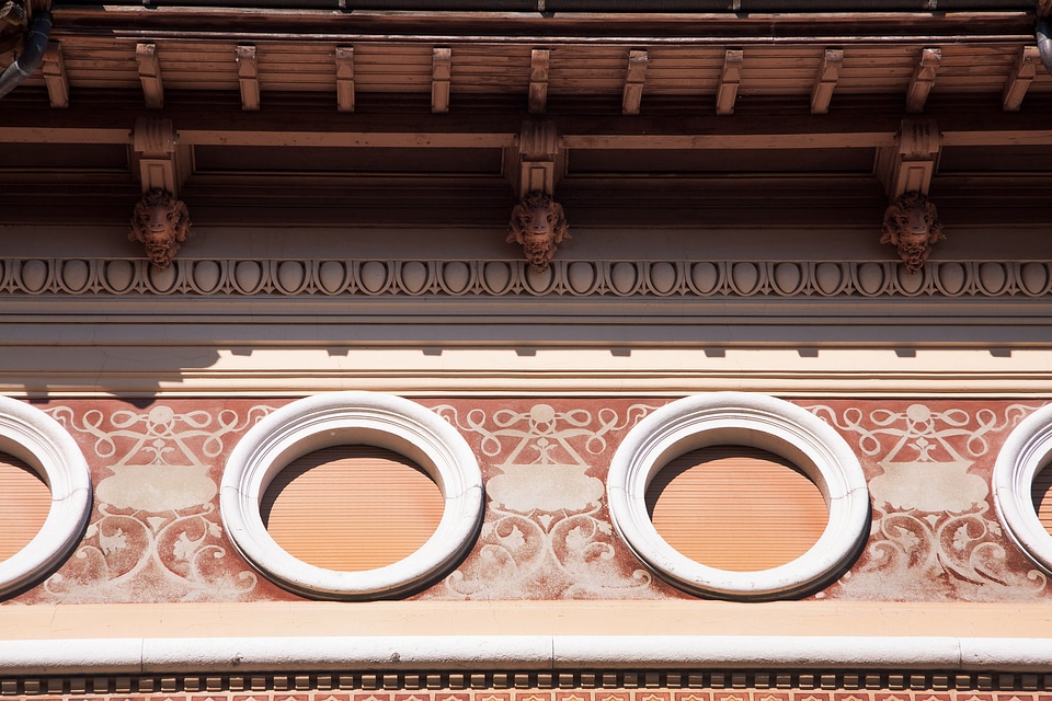 Horizontal style element ornament