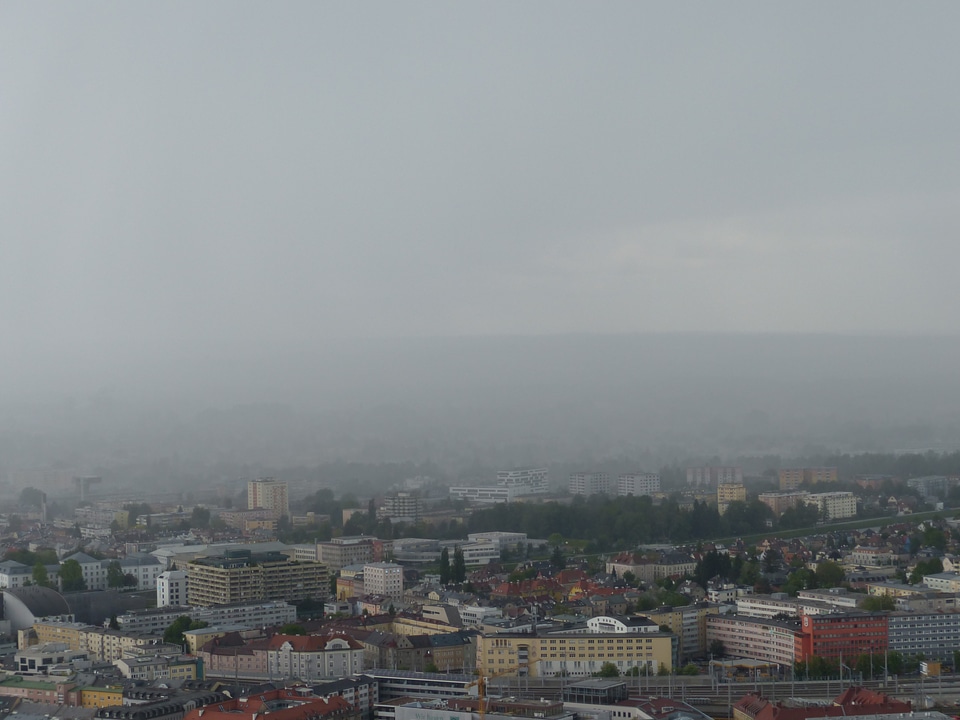 Rainstorm rain clouds strömender rain