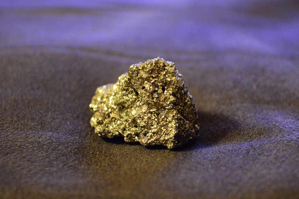 Glisters hard sulphide mineral