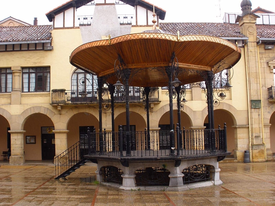 Building urban courtyard photo