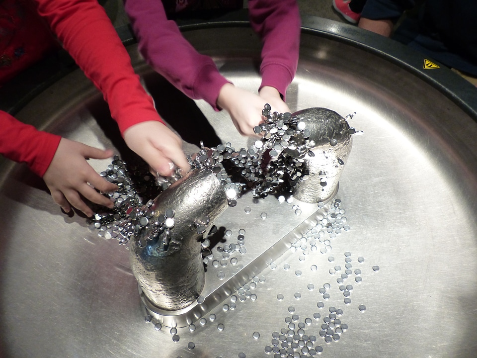 Hands experiment magnetism