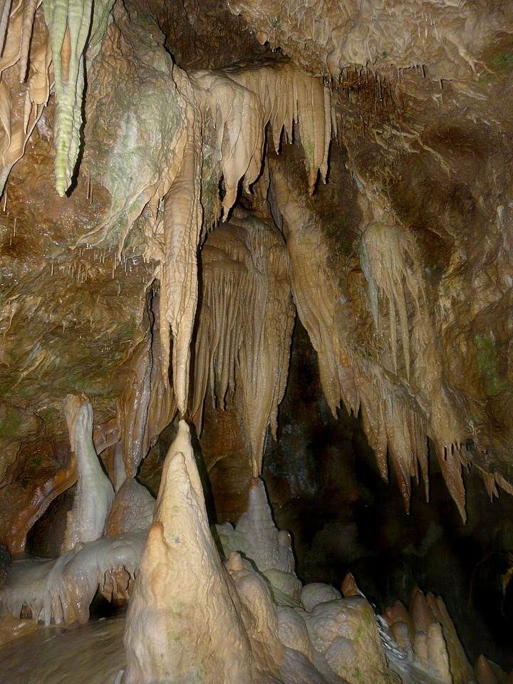 Stalactites speleothems split