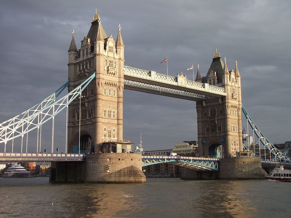 Monument thames river photo