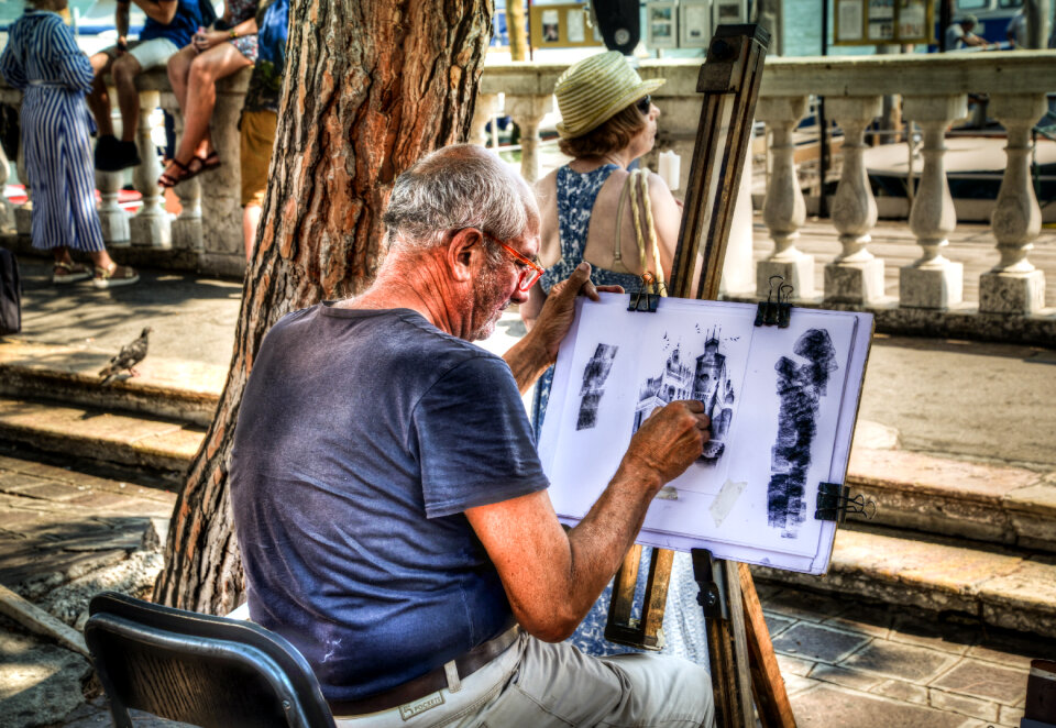 Street sketcher in venice