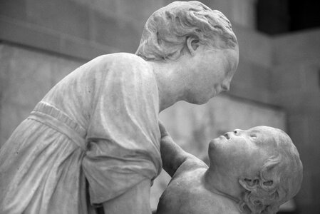 Mother and child statue photo