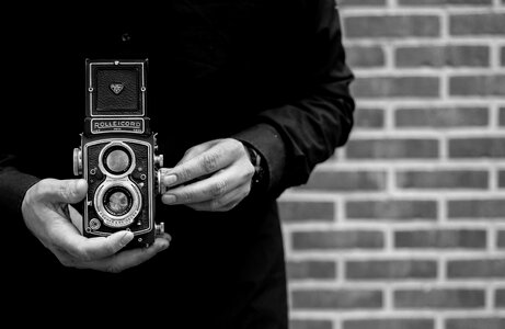 Taking a picture with a Rolleicord photo