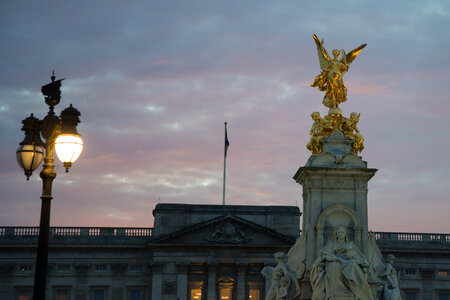 Buckingham Palace statue photo