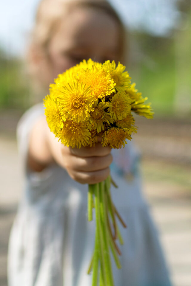 Happy mothers day – Girl with flowers