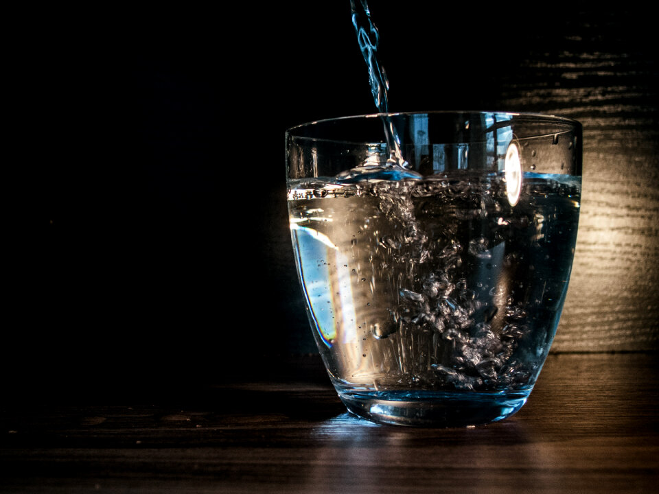Water flows into the glass