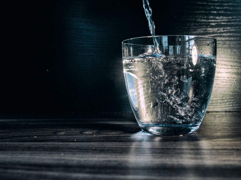 Water flows into the glass