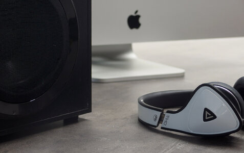 Headphones & iMac photo
