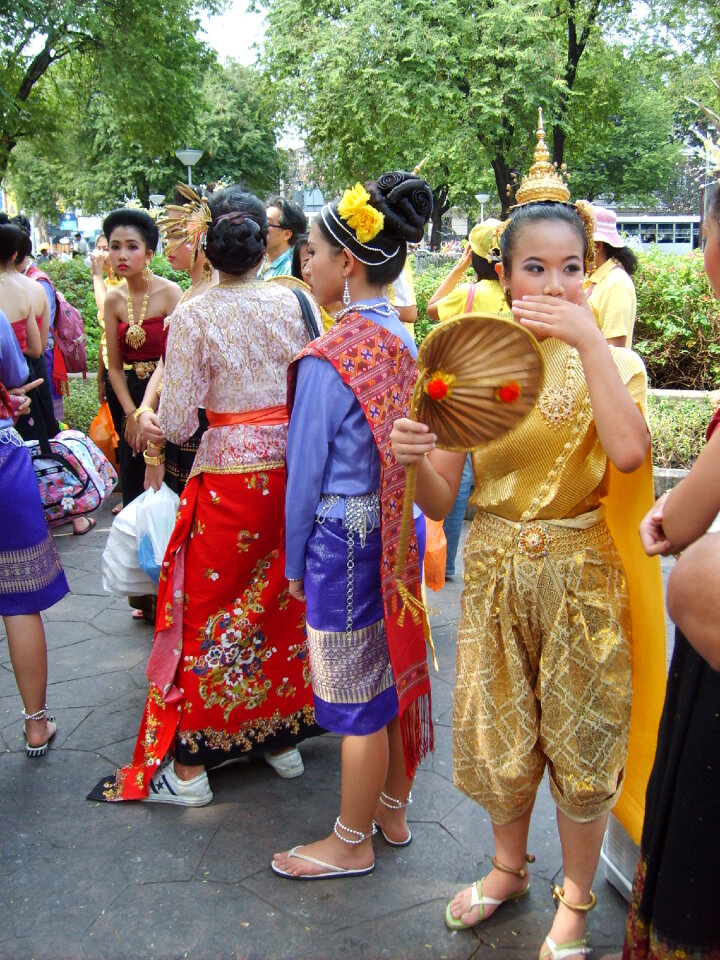 Thai girls in traditional clothing photo