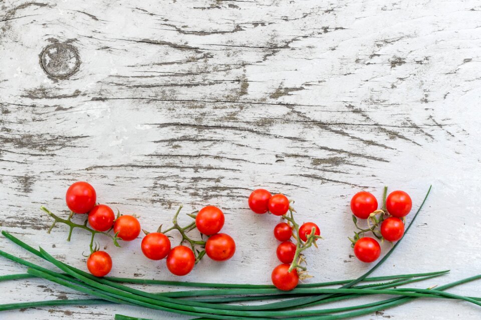 3 Red, hot & green chives fresh