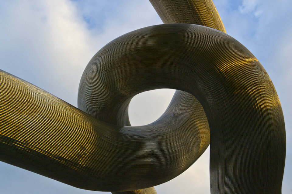 Intertwined metallic tubes sculpture