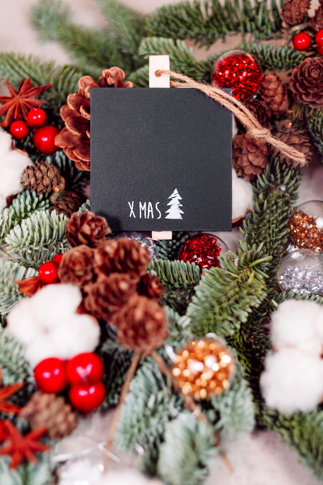 Christmas spruce decoration with a blackboard clamp 8