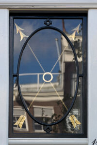 Window decorated with two gilded arrows photo