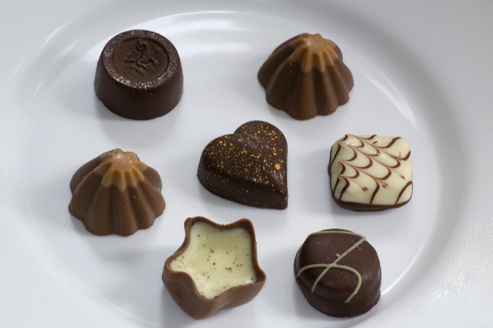Decorated chocolate bonbons