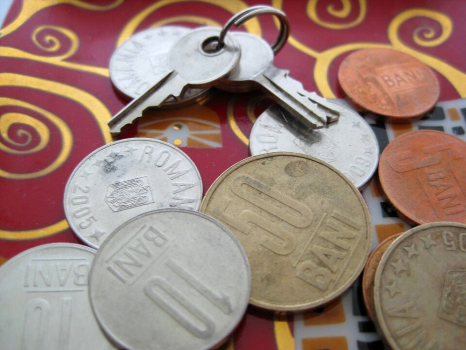 Coins and keys on ceramic tray