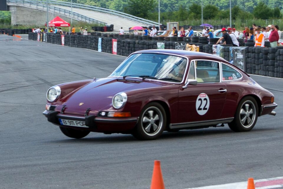 Classic Porsche 911 Carrera racing