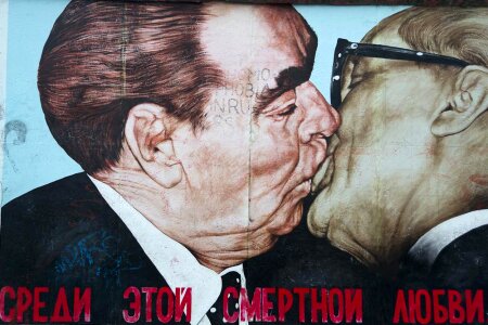 Berlin Wall Fraternal kiss grafitti