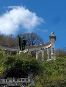 St Gellert statue photo