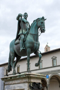 Equestrian statue of Ferdinando I photo